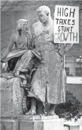  ?? AMY SANCETTA/DISPATCH FILE PHOTO ?? Even these statues at the Statehouse were protesting an income tax bill in 1983.