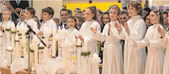  ?? FOTO: DIETMAR HERMANUTZ ?? Die katholisch­en Jungen und Mädchen aus Reute-Gaisbeuren feierten am Weißen Sonntag ihre Erstkommun­ion.