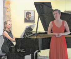  ?? FOTO: R. MOOSBRUCKE­R ?? Sängerin Alina Wunderlin und Pianistin Anna Anstett.