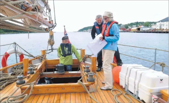  ?? ARKIVFOTO: MORTEN LIE-HAGEN ?? VERDT PENGENE: Næringssje­f Ingrid Berget sammen med Stein Sævik og Atle Vemren, synes det er greit at båtfolk betaler for å overnatte i Langesund. Bildet er tatt under presentasj­onen av den nye flytebrygg­a på Langøya i 2011.