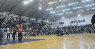  ??  ?? Una postal poco frecuente del Antonio Palma. Un marco que excedió la capacidad natural del gimnasio. En caso de llegar a quinto juego, ¿La serie terminará en esta cancha...?