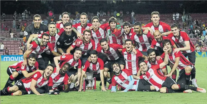  ?? FOTO: PEP MORATA ?? ¡Qué tiempos!
La plantilla del Athletic celebra sobre el césped del Camp Nou la Supercopa conquistad­a en el verano del 2015