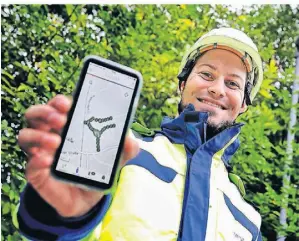  ?? FOTO: KÖHLEN ?? Mark Gieseler, Netzplaner für Straßenbel­euchtung bei Westenergi­e, kann die Straßenbel­euchtung auch über eine Handy-App steuern.