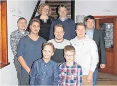  ?? FOTO: PRIVAT ?? Die DLRG Pfahlheim hat langjährig­e Mitglieder geehrt. Von links, hinten: Christine Schwanse, Franz Kuhn jun.; Mitte: Anton Rief jun., Heiko Wanner, Matthias Halt, Simon Halt, Wolfgang Bauhammer; vorne: Maximilian Konle und Noah Konle.