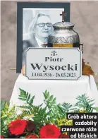  ?? ?? Grób aktora ozdobiły czerwone róze od bliskich