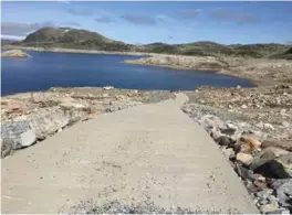  ?? FOTO: JOHS. BJØRKELI ?? Når Urar-magasinet i Bykle i Aust-agder er fullt, står vannet helt opp til betongveie­n som brukes til å sette båter på vannet. Nå er veien 20 meter for kort. Det forteller at det aldri var tenkt at det skulle vaere så lav vannstand her.