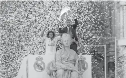  ?? Foto: Paul White/dpa ?? Real-Kapitän Sergio Ramos und Marcelo Vieira mit dem Pokal auf dem Cibeles-Platz in der Hauptstadt.