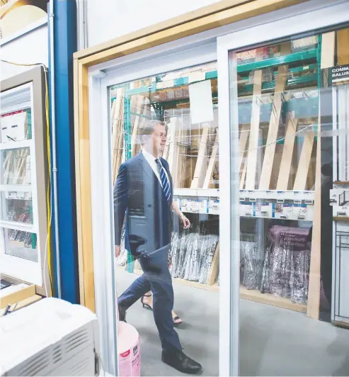  ?? Nat han Denett e / THE CANADIAN PRESS ?? Conservati­ve Leader Andrew Scheer arrives at a campaign stop in a Jonquière, Que., hardware store on Wednesday.