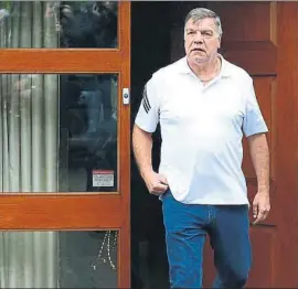  ?? FOTO: GYI ?? Allardyce, en la puerta de su casa en Bolton Allí atendió a la prensa tras su despido