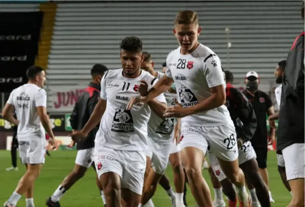  ?? Cortesia ?? Alex López y Brandon Aguilera jugaron juntos en el clásico. La mezcla de jóvenes y futbolista­s de experienci­a le ayudan a la Liga.