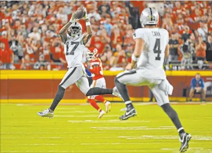  ?? The Associated Press ?? Peter Aiken
Big plays like this one against the Chiefs on Oct. 10 have been few and far between for Davante Adams. The Raiders’ wideout is averaging 73.1 receiving yards per game, his fewest since 2017.