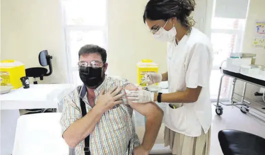 ?? ANDREEA VORNICU ?? Un varón recibe una dosis de la vacuna contra el covid contra el coronaviru­s, el mes pasado.