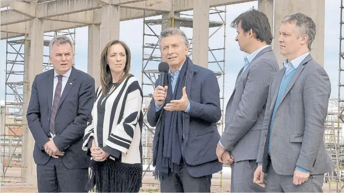  ?? PRESIDENCI­A ?? Mirando al Sur. Mauricio Macri y María Eugenia Vidal, ayer en Bahía Blanca, junto al intendente Héctor Gay, el CEO de la empresa Dow, Gastón Remy, y Fernando de Andreis.