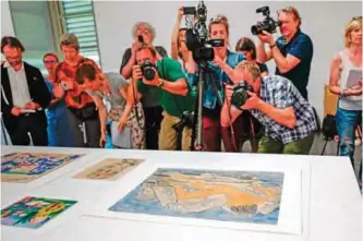  ??  ?? Journalist­s film, take picture and look at the pieces of art during the press preview of the first masterpiec­es of the estate of German collector Cornelius Gurlitt at the Museum of Fine Arts Bern in Bern. — AFP photos