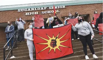  ??  ?? Des élèves et membres de la Première Nation de Listuguj ont forcé les barrages frontalier­s du Nouveau-Brunswick et se sont rendus jusqu’à l’école Sugarloaf Senior High. - Acadie Nouvelle: Jean-François Boisvert