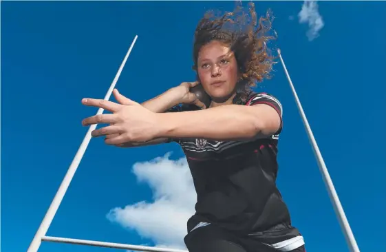  ?? Picture: GLENN HAMPSON ?? Chelsea Lenarduzzi is busy balancing rugby league with her ambition to compete in shot put at the 2018 Commonweal­th Games.