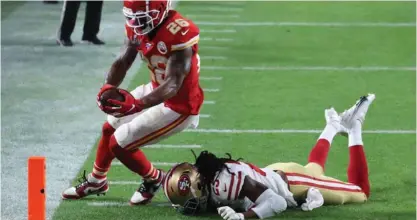  ?? AFP ?? Damien Williams (izq.) consiguió la anotación que puso adelante a los Chiefs en el último periodo.