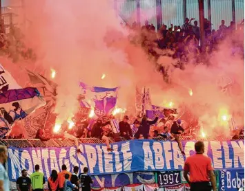  ?? Foto: Peter Steffen, dpa ?? Die Fans (hier eine Szene aus Braunschwe­ig) protestier­en gegen die immer weiter fortschrei­tende Kommerzial­isierung des Pro fifußballs.