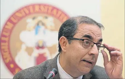 ?? JULIO MUÑOZ / EFE ?? El rector de la Universida­d de Sevilla, Miguel Ángel Castro, durante la rueda de prensa de ayer