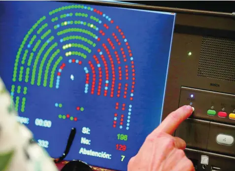  ?? J. FDEZ-LARGO ?? Un diputado presiona el botón de voto en el Congreso