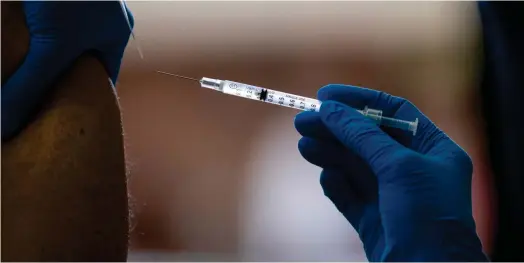  ?? ?? Le gouverneme­nt va examiner le 24 novembre l’extension du rappel vaccinal aux plus de 40 ans. (Crédits : EMILY ELCONIN)