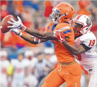  ?? PAT SUTPHIN/TIMES-NEWS VIA ASSOCIATED PRESS ?? New Mexico defensive back Elijah Lilly, right, has tight coverage on Boise State receiver Cedrick Wilson’s catch.