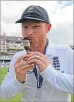  ??  ?? Ian Bell with Ashes urn in 2015