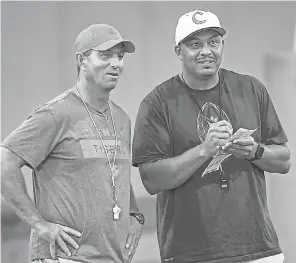  ?? KEN RUINARD/ USA TODAY SPORTS ?? Offensive coordinato­r Tony Elliott, right, has helped build a dynasty at Clemson with head coach Dabo Swinney.