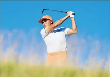  ?? Richard Heathcote Getty Images ?? “I FEEL LIKE I’m playing at the highest level,” says Rickie Fowler, shown at the 15th tee during the final round of the U.S. Open. Fowler, who finished 10 under, is still looking for his first major championsh­ip.