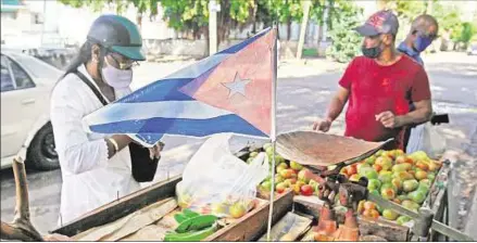  ??  ?? CRISIS. La economía cubana tuvo un desplome de 11% en 2020, la peor caída en 27 años, agravada por la pandemia del COVID-19.