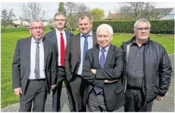  ??  ?? Erick Goupil, président du Scot du Pays de la baie du Mont-Saint-Michel ; Pierre-Yves Mahieu, du Scot Pays de Saint-Malo ; Alain Perea, vice-président de la Fédération nationale des Scot ; Denis Grandjean, vice-président de l’Associatio­n des biens...