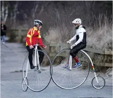  ??  ?? Höghjuling­en – inte helt lätt att cykla på. Det krävs visst utrymme för att kunna vända.