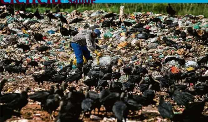  ??  ?? Lixão do município de Barcarena, região metropolit­ana de Belém; o local foi inundado após as fortes chuvas dos dias 16 e 17 de fevereiro deste ano, o que alagou casas vizinhas