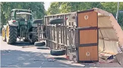  ?? FOTO: GUIDO SCHULMANN/TV-NIEDERRHEI­N/DPA ?? Der Planwagen liegt umgekippt auf der Straße – hinter dem Traktor, der den Wagen gezogen hatte.