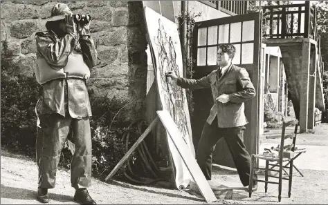  ?? BILD: BUNDESARCH­IV KOBLENZ ?? Der „Kriegsmale­r“Lothar-Günther Buchheim in West-Frankreich, im Frühjahr 1941. Hier steht ein U-Boot-Fahrer in voller Montur Modell für spätere Illustrati­onen.