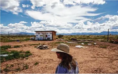  ?? Michael Ciaglo / Houston Chronicle ?? Neta Rhyne helped set up a camp for protesters on her land outside Balmorhea to help in the fight against Apache Corp.’s drilling operations. Now Apache has joined with activists in objecting to another company’s waste well plans.