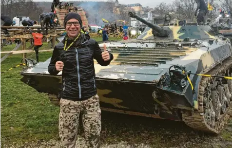  ?? Foto: Hartmann ?? Rainer Hartmann vor einem der zahlreiche­n Hinderniss­e, einem ausrangier­ten Panzer.