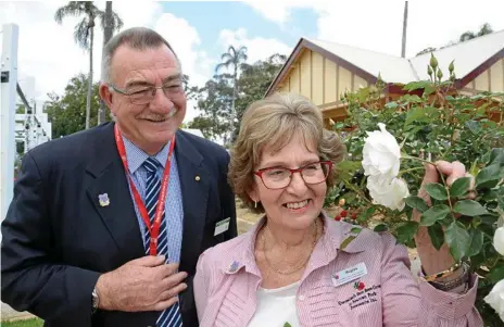  ?? Photo: Tom Gillespie ?? ELITE VICTORY: Queensland Rose Garden president Regina Albion is proud of the display at Newtown Park winning an internatio­nal accolade from the World Federation of Rose Societies, represente­d here by past president Kelvin Trimper.