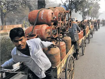  ?? Picture: GETTY IMAGES ?? ENERGY ALTERNATIV­E: Vendors transport gas cylinders on carts in New Delhi, India. The Competitio­n Commission wants gas to be made more readily available in South Africa