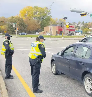  ?? PHOTO JÉRÉMY BERNIER ?? Des barrages ont été érigés ce week-end, notamment aux extrémités de Québec, comme ici à l’intersecti­on des boulevards Sainte-anne et François-de-laval, dans le secteur de Beauport, afin de sensibilis­er les automobili­stes aux mesures sanitaires.