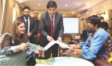  ?? ?? Angel of Hope Foundation founder and patron First Lady Dr Auxillia Mnangagwa exchanges Memorandum of Understand­ing documents with Indian Economic Trade Organisati­on President Mr Asif Iqbal and Mrs Hema Agnihotri while Zimbabwe India Trade Council Commission­er Mr Shailendra Jain look on in New Delhi, India on Friday