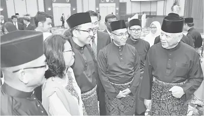  ??  ?? KHALIL (kanan) bersama Adly (dua kanan) beramah mesra dengan sebahagian Anggota Majlis Mesyuarat Kerajaan Negeri (EXCO) selepas mengangkat sumpah jawatan semalam. — Gambar Bernama