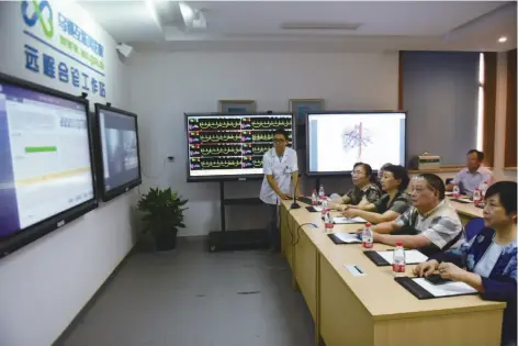  ??  ?? Lung disease experts from all over the country gather at an offline working station of an internet hospital in Wuzhen, Zhejiang Province, to consult on the case of a lung disease sufferer from Shanghai, September 10, 2016