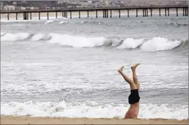  ?? Genaro Molina ?? THE VENICE Neighborho­od Council has approved a resolution that would afford women “the same rights as men to sunbathe topless” at Venice Beach.