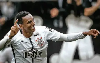  ?? Ronny Santos/Folhapress ?? O atacante corintiano Jô celebra o terceiro gol do Timão após mandar para a rede a cobrança de pênalti; camisa 7 agora divide a artilharia do Campeonato Brasileiro com Henrique Ceifador, ambos com 16 gols