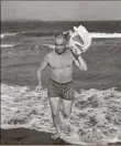  ??  ?? Louis de Funès sortant de l’onde, plage de la résidence SimoneBerr­iau.