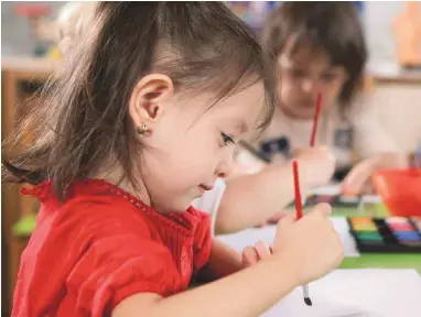  ?? FATIH HOCA GETTY IMAGES ?? Les enseignant­s de maternelle seront épaulés par un technicien en éducation spécialisé­e une journée par semaine.