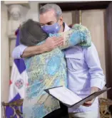  ?? F. EXTERNA ?? El presidente Luis Abinader abraza a una beneficiar­ia de título.