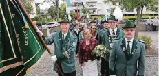  ?? FOTOS: MISERIUS ?? Einzug des Kaiserpaar­s Herbert Janke und Petra Landauer-Halbeck in die Kirche. Vorne rechts Vorsitzend­er Thorsten Steinke.