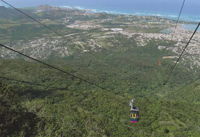  ??  ?? La ciudad se puede observar desde lo alto del Pico Isabel Torres, a cuya cima se
puede subir en teleférico.